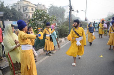 Delhi, Hindistan, 17 Kasım 2024 - Doğu Delhi bölgesinde Guru Nanak Dev, Nagar Kirtan 'ın doğum günü dolayısıyla geleneksel Nagar Kirtan, geleneksel Nagar geçit töreninde Sihler gatka ve dövüş sanatlarını sergiliyor