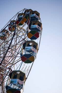Delhi, Hindistan 'da Dussehra Mela sırasında çok renkli Dev Tekerlek' in yakın çekimi. Dev tekerlek salıncağının alt görüntüsü. Akşam vakti renkli kamaraları olan dönme dolap..