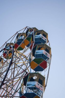 Delhi, Hindistan 'da Dussehra Mela sırasında çok renkli Dev Tekerlek' in yakın çekimi. Dev tekerlek salıncağının alt görüntüsü. Akşam vakti renkli kamaraları olan dönme dolap..