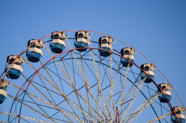 Delhi, Hindistan 'da Dussehra Mela sırasında çok renkli Dev Tekerlek' in yakın çekimi. Dev tekerlek salıncağının alt görüntüsü. Akşam vakti renkli kamaraları olan dönme dolap..