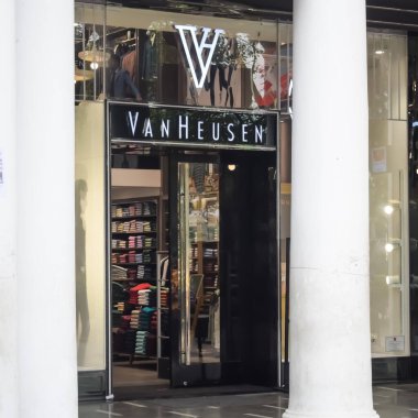 Delhi, Hindistan, Kasım 03: 2024 - Yeni Delhi 'nin merkezinde ofis, banka ve alışveriş merkezi olarak bilinen ünlü iş bölgesi Connaught Place. İngiliz tarzı mimari CP