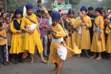 Delhi, Hindistan, 17 Kasım 2024 - Doğu Delhi bölgesinde Guru Nanak Dev, Nagar Kirtan 'ın doğum günü dolayısıyla geleneksel Nagar Kirtan, geleneksel Nagar geçit töreninde Sihler gatka ve dövüş sanatlarını sergiliyor