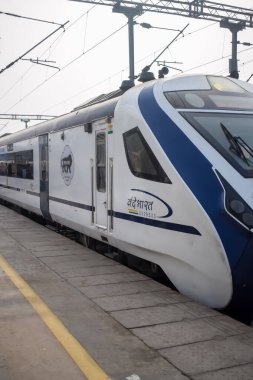 Delhi, Hindistan, 31 Aralık 2024 - Vande Bharat Ekspres treni Delhi 'den Anand Vihar tren istasyonundan Dehradun' a gidiyor, Vande Bharat Hindistan 'ın en hızlı treni