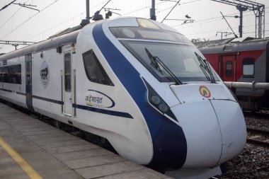 Delhi, Hindistan, 31 Aralık 2024 - Vande Bharat Ekspres treni Delhi 'den Anand Vihar tren istasyonundan Dehradun' a gidiyor, Vande Bharat Hindistan 'ın en hızlı treni