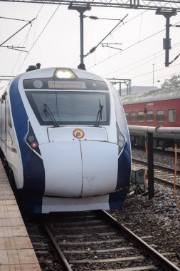 Delhi, Hindistan, 31 Aralık 2024 - Vande Bharat Ekspres treni Delhi 'den Anand Vihar tren istasyonundan Dehradun' a gidiyor, Vande Bharat Hindistan 'ın en hızlı treni