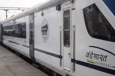 Delhi, Hindistan, 31 Aralık 2024 - Vande Bharat Ekspres treni Delhi 'den Anand Vihar tren istasyonundan Dehradun' a gidiyor, Vande Bharat Hindistan 'ın en hızlı treni