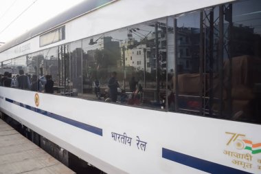 Delhi, Hindistan, 31 Aralık 2024 - Vande Bharat Ekspres treni Delhi 'den Anand Vihar tren istasyonundan Dehradun' a gidiyor, Vande Bharat Hindistan 'ın en hızlı treni