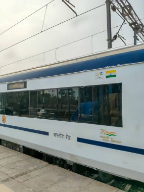 Delhi, Hindistan, 31 Aralık 2024 - Vande Bharat Ekspres treni Delhi 'den Anand Vihar tren istasyonundan Dehradun' a gidiyor, Vande Bharat Hindistan 'ın en hızlı treni