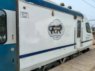 Delhi, Hindistan, 31 Aralık 2024 - Vande Bharat Ekspres treni Delhi 'den Anand Vihar tren istasyonundan Dehradun' a gidiyor, Vande Bharat Hindistan 'ın en hızlı treni