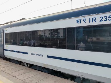 Delhi, Hindistan, 31 Aralık 2024 - Vande Bharat Ekspres treni Delhi 'den Anand Vihar tren istasyonundan Dehradun' a gidiyor, Vande Bharat Hindistan 'ın en hızlı treni