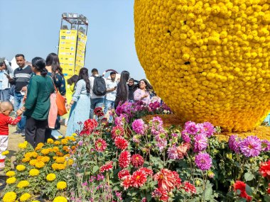 Delhi, Hindistan, 14 Şubat 2025 - Her yıl Delhi NCR 'de düzenlenen Noida Çiçek Sergisi' nde gösterilen çiçeklerde farklı yaşlarda insanlar, her yıl düzenlenen çiçek fuarında taze çiçekler ve yeşil doğal bitkiler