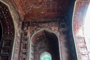 Taj Mahal 'de inanılmaz bir mimari bakış açısı var ki bu yedi dünya harikası arasında yer alıyor. Bulutlu bir günde ünlü Hint İslami mirası, Yamuna nehrinin kıyısında bulunan Taj Mahal