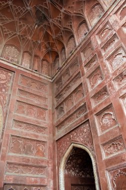 Taj Mahal 'de inanılmaz bir mimari bakış açısı var ki bu yedi dünya harikası arasında yer alıyor. Bulutlu bir günde ünlü Hint İslami mirası, Yamuna nehrinin kıyısında bulunan Taj Mahal