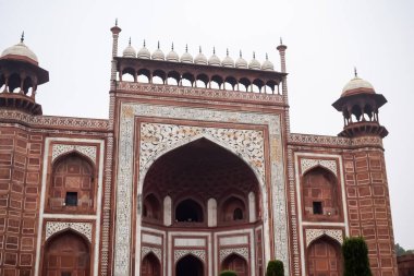Taj Mahal 'de inanılmaz bir mimari bakış açısı var ki bu yedi dünya harikası arasında yer alıyor. Bulutlu bir günde ünlü Hint İslami mirası, Yamuna nehrinin kıyısında bulunan Taj Mahal
