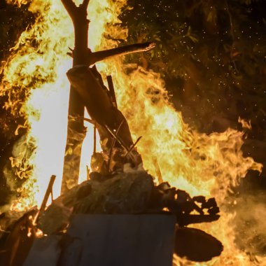 Siyah arka planda alevler, alev alev dokusu arka planda, çok güzel, ateş yanıyor, ateş odun ve inek gübresi ateşiyle yanıyor.