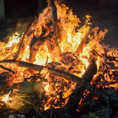 Siyah arka planda alevler, alev alev dokusu arka planda, çok güzel, ateş yanıyor, ateş odun ve inek gübresi ateşiyle yanıyor.