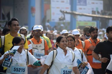 Yeni Delhi, Hindistan - 20 Ekim 2024 - Bitmek üzere olan maraton katılımcılarının bitiş çizgisini geçmek üzere olan Delhi Yarı Maratonu 2024