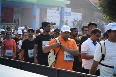 Yeni Delhi, Hindistan - 20 Ekim 2024 - Bitmek üzere olan maraton katılımcılarının bitiş çizgisini geçmek üzere olan Delhi Yarı Maratonu 2024