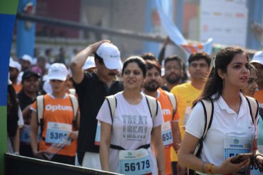 Yeni Delhi, Hindistan - 20 Ekim 2024 - Bitmek üzere olan maraton katılımcılarının bitiş çizgisini geçmek üzere olan Delhi Yarı Maratonu 2024