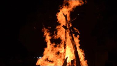 Siyah arka planda alevler, alev alev dokusu arka planda, çok güzel, ateş yanıyor, ateş odun ve inek gübresi ateşiyle yanıyor.
