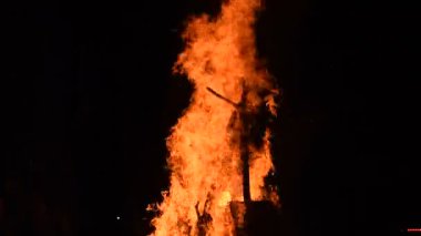Siyah arka planda alevler, alev alev dokusu arka planda, çok güzel, ateş yanıyor, ateş odun ve inek gübresi ateşiyle yanıyor.