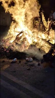 Siyah arka planda alevler, alev alev dokusu arka planda, çok güzel, ateş yanıyor, ateş odun ve inek gübresi ateşiyle yanıyor.