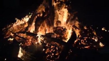 Siyah arka planda alevler, alev alev dokusu arka planda, çok güzel, ateş yanıyor, ateş odun ve inek gübresi ateşiyle yanıyor.