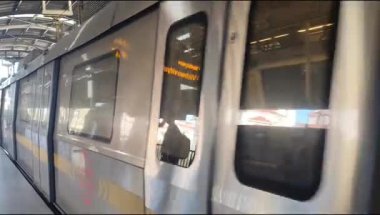 Yeni Delhi, Hindistan, 12 Ağustos 2024 - Delhi treni Yeni Delhi, Hindistan, Asya 'daki Jhandewalan metro istasyonuna varıyor.