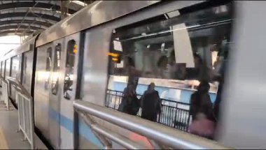 Yeni Delhi, Hindistan, 12 Ağustos 2024 - Delhi treni Yeni Delhi, Hindistan, Asya 'daki Jhandewalan metro istasyonuna varıyor.