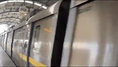 Yeni Delhi, Hindistan, 12 Ağustos 2024 - Delhi treni Yeni Delhi, Hindistan, Asya 'daki Jhandewalan metro istasyonuna varıyor.