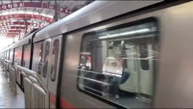 Yeni Delhi, Hindistan, 12 Ağustos 2024 - Delhi treni Yeni Delhi, Hindistan, Asya 'daki Jhandewalan metro istasyonuna varıyor.