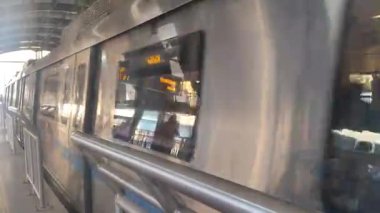 Yeni Delhi, Hindistan, 12 Ağustos 2024 - Delhi treni Yeni Delhi, Hindistan, Asya 'daki Jhandewalan metro istasyonuna varıyor.