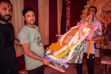 Delhi, Hindistan, Ekim 09.2024 - Hindistan 'ın en büyük Hindu festivali olan Jhilmil Kolonisi Delhi' ye yakından bakan geleneksel Tanrıça Durga