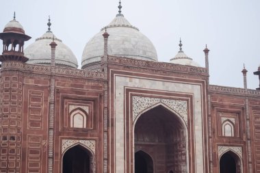Tac Mahal 'in yedi dünya harikası arasında yer alan muhteşem manzarası. Bulutlu bir günde ünlü Hint İslami mirası, Taj Mahal Yamuna Nehri 'nin güney kıyısında yer alıyor.