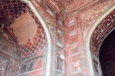 Tac Mahal 'in yedi dünya harikası arasında yer alan muhteşem manzarası. Bulutlu bir günde ünlü Hint İslami mirası, Taj Mahal Yamuna Nehri 'nin güney kıyısında yer alıyor.