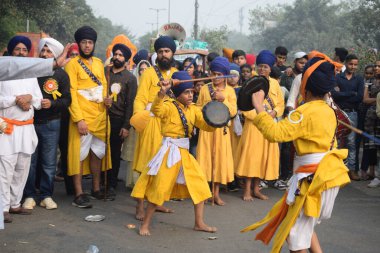 Delhi, Hindistan, 17 Kasım 2024 - Doğu Delhi bölgesinde Guru Nanak Dev, Nagar Kirtan 'ın doğum günü dolayısıyla geleneksel Nagar Kirtan, geleneksel Nagar geçit töreninde Sihler gatka ve dövüş sanatlarını sergiliyor