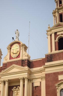 Connaught Place, Delhi, Hindistan 'daki Sacred Heart Katedrali. Orta Delhi' deki Katedral Kilisesi 'nin dışındaki güzel mimari manzara.