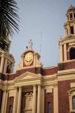 Connaught Place, Delhi, Hindistan 'daki Sacred Heart Katedrali. Orta Delhi' deki Katedral Kilisesi 'nin dışındaki güzel mimari manzara.