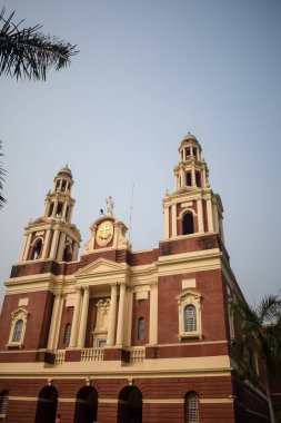 Connaught Place, Delhi, Hindistan 'daki Sacred Heart Katedrali. Orta Delhi' deki Katedral Kilisesi 'nin dışındaki güzel mimari manzara.
