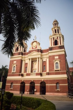Connaught Place, Delhi, Hindistan 'daki Sacred Heart Katedrali. Orta Delhi' deki Katedral Kilisesi 'nin dışındaki güzel mimari manzara.
