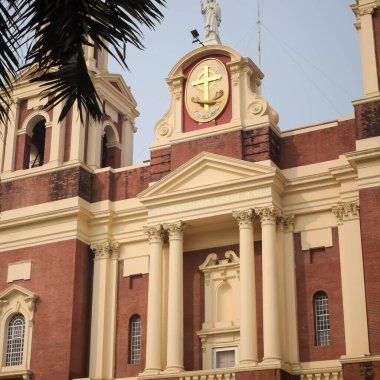 Connaught Place, Delhi, Hindistan 'daki Sacred Heart Katedrali. Orta Delhi' deki Katedral Kilisesi 'nin dışındaki güzel mimari manzara.