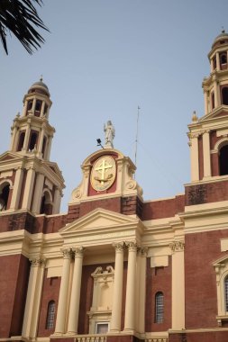 Connaught Place, Delhi, Hindistan 'daki Sacred Heart Katedrali. Orta Delhi' deki Katedral Kilisesi 'nin dışındaki güzel mimari manzara.