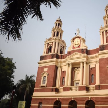 Connaught Place, Delhi, Hindistan 'daki Sacred Heart Katedrali. Orta Delhi' deki Katedral Kilisesi 'nin dışındaki güzel mimari manzara.