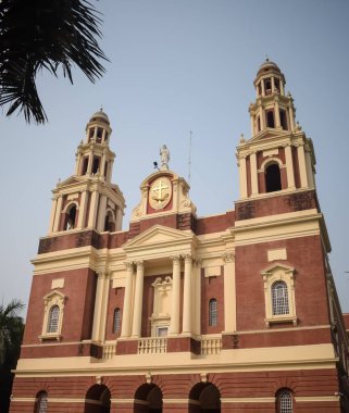 Connaught Place, Delhi, Hindistan 'daki Sacred Heart Katedrali. Orta Delhi' deki Katedral Kilisesi 'nin dışındaki güzel mimari manzara.