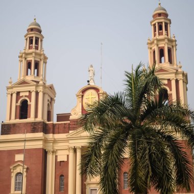 Connaught Place, Delhi, Hindistan 'daki Sacred Heart Katedrali. Orta Delhi' deki Katedral Kilisesi 'nin dışındaki güzel mimari manzara.