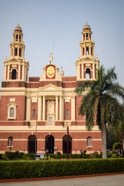 Connaught Place, Delhi, Hindistan 'daki Sacred Heart Katedrali. Orta Delhi' deki Katedral Kilisesi 'nin dışındaki güzel mimari manzara.