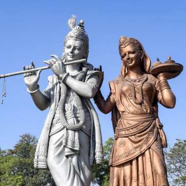 Delhi Uluslararası Havalimanı, Delhi, Hindistan, Lord Krishna ve Radha 'nın büyük heykeli Mahipalpur, Delhi' de gökyüzüne değen büyük bir heykel.
