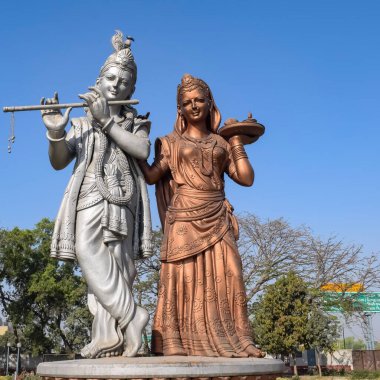 Delhi Uluslararası Havalimanı, Delhi, Hindistan, Lord Krishna ve Radha 'nın büyük heykeli Mahipalpur, Delhi' de gökyüzüne değen büyük bir heykel.