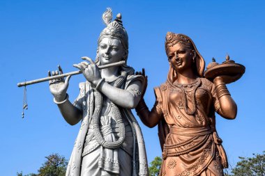 Delhi Uluslararası Havalimanı, Delhi, Hindistan, Lord Krishna ve Radha 'nın büyük heykeli Mahipalpur, Delhi' de gökyüzüne değen büyük bir heykel.