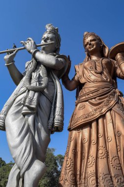 Delhi Uluslararası Havalimanı, Delhi, Hindistan, Lord Krishna ve Radha 'nın büyük heykeli Mahipalpur, Delhi' de gökyüzüne değen büyük bir heykel.